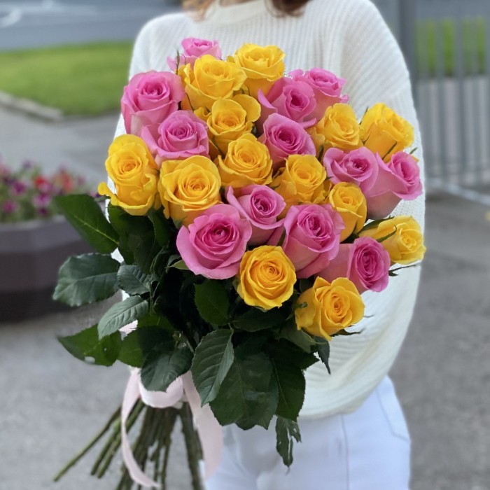 25 розовых и желтых роз 60 см